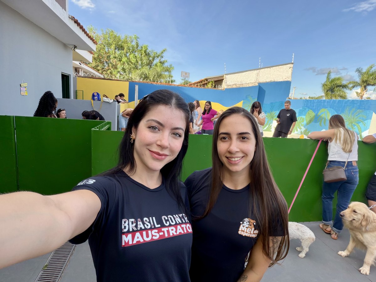 Larissa Lacerda e Karoline Martin, idealizadoras do Projeto Mel de Esperança, sorrindo lado a lado durante um evento de adoção
